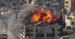 إصابة 3 أشخاص واندلاع حرائق إثر اعتراض صاروخي في أبوظبي