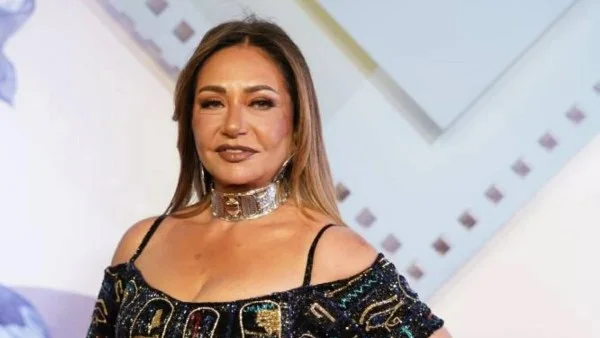 ليلى علوي تتألق بفستان فرعوني في مهرجان أسوان