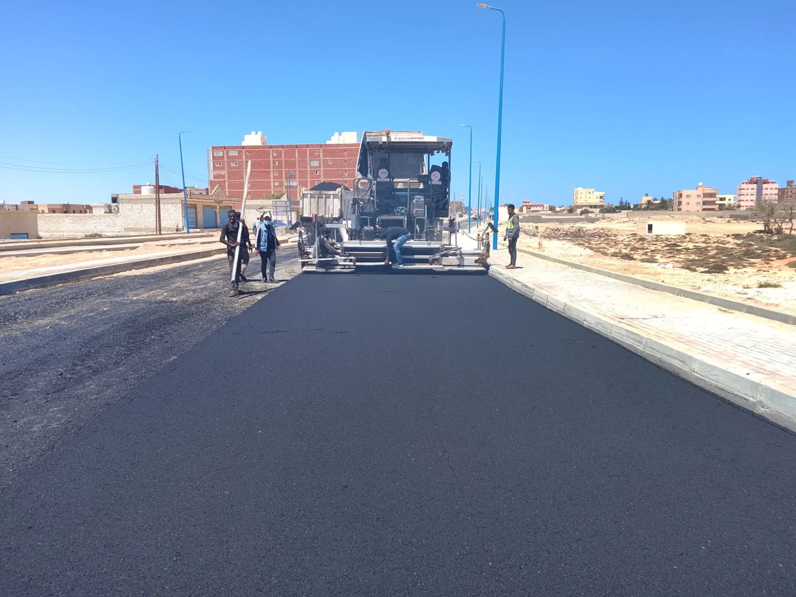 رصف شارع علم الروم في مرسى مطروح استعدادًا للصيف