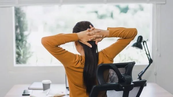 تأثير الجلوس لفترات طويلة على الجسم