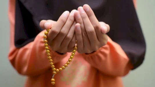 دعاء الوالدين وأثره على الأبناء