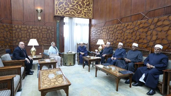 شيخ الأزهر يؤكد ضرورة إعادة الاعتبار للمعلم