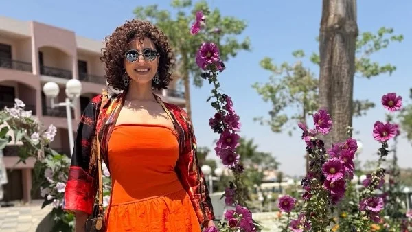 إطلالة مميزة لحنان مطاوع بفستان برتقالي على إنستجرام