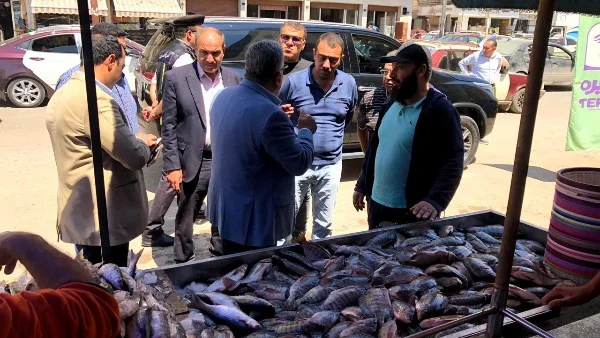 محافظ الدقهلية يفحص معرض السلع الغذائية بغرب المنصورة