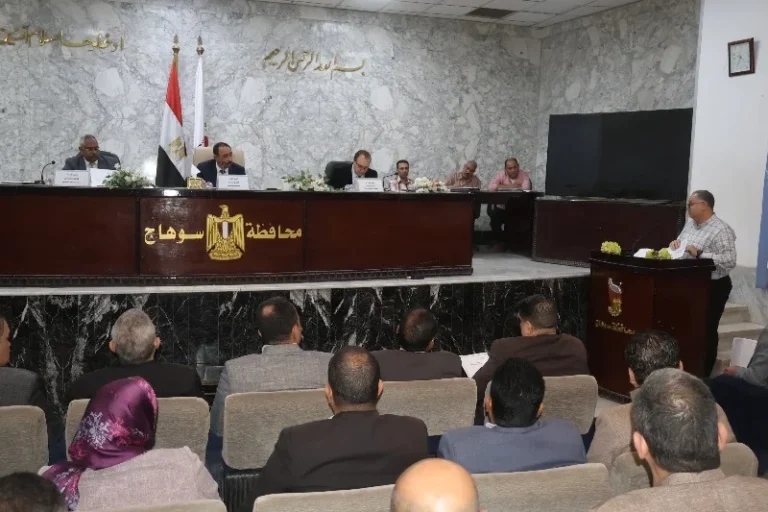 محافظ سوهاج يناقش معدلات الأداء في اجتماع المجلس التنفيذي