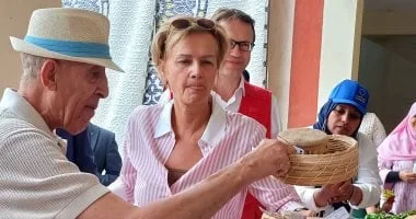 سفيرة الاتحاد الأوروبي تعبر عن حبها للملوخية في أسوان