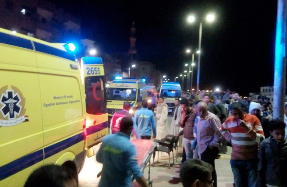 انقلاب سيارة ربع نقل في البدرشين يُصيب 15 عاملاً