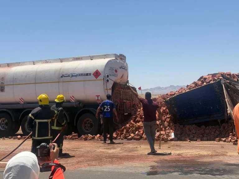 السيطرة على تسريب بترول بعد تصادم شاحنتين في رأس غارب