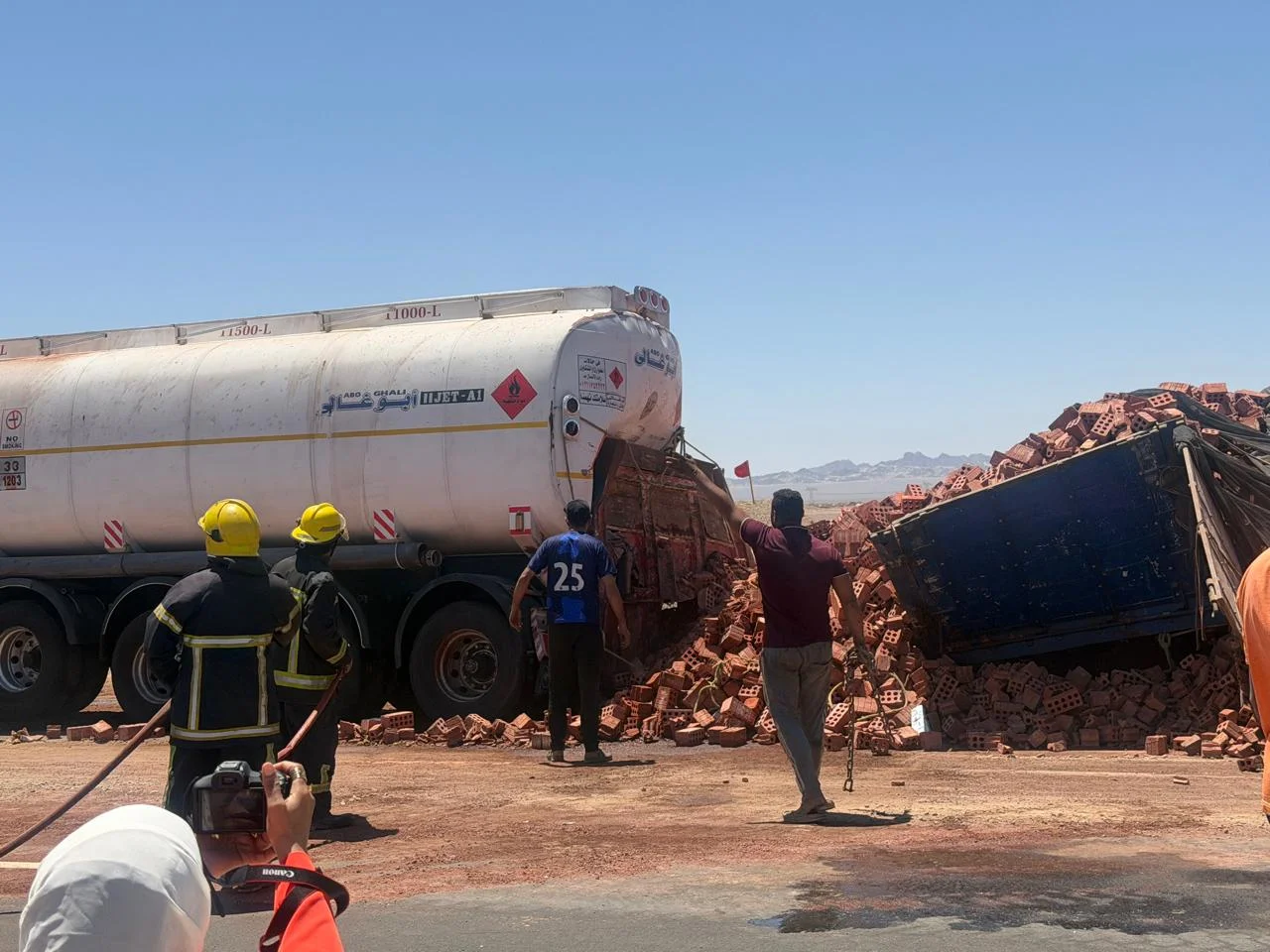 السيطرة على تسريب بترول بعد تصادم شاحنتين في رأس غارب
