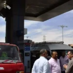 جولة تفقدية لمحافظ أسوان بمحطة وقود بطريق السادات