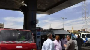 جولة تفقدية لمحافظ أسوان بمحطة وقود بطريق السادات