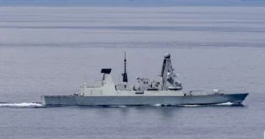 مدمرة بريطانية ترسو في المتوسط بسبب عطل فني