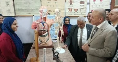 محافظ الأقصر يكرم طالبات متفوقات ويزور كنيسة الشهيد مار جرجس