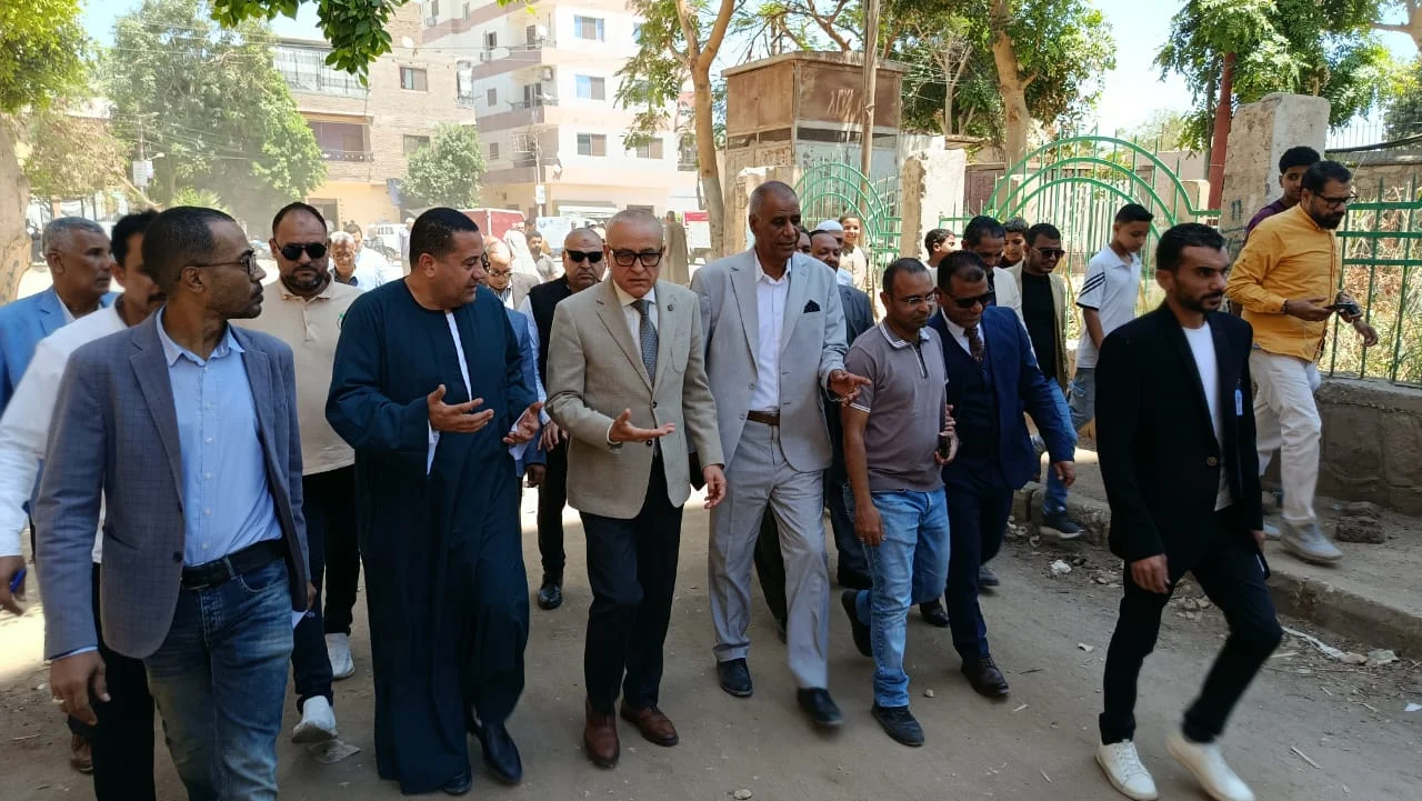 محافظ الأقصر يتفقد مشروعات جديدة في المراعزة
