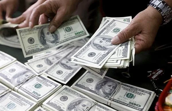 الداخلية تضبط تجار عملة خارج السوق المصرفية