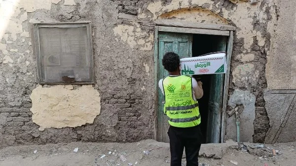 توزيع كراتين غذائية في قرى مركز السنطة