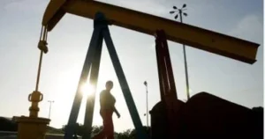 تراجع أسعار النفط وسط توترات جيوسياسية قوية