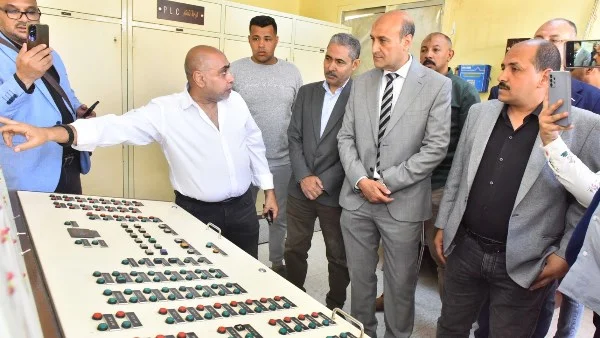 جولة لمحافظ أسيوط لمتابعة توريد القمح في مطاحن مصر الوسطى