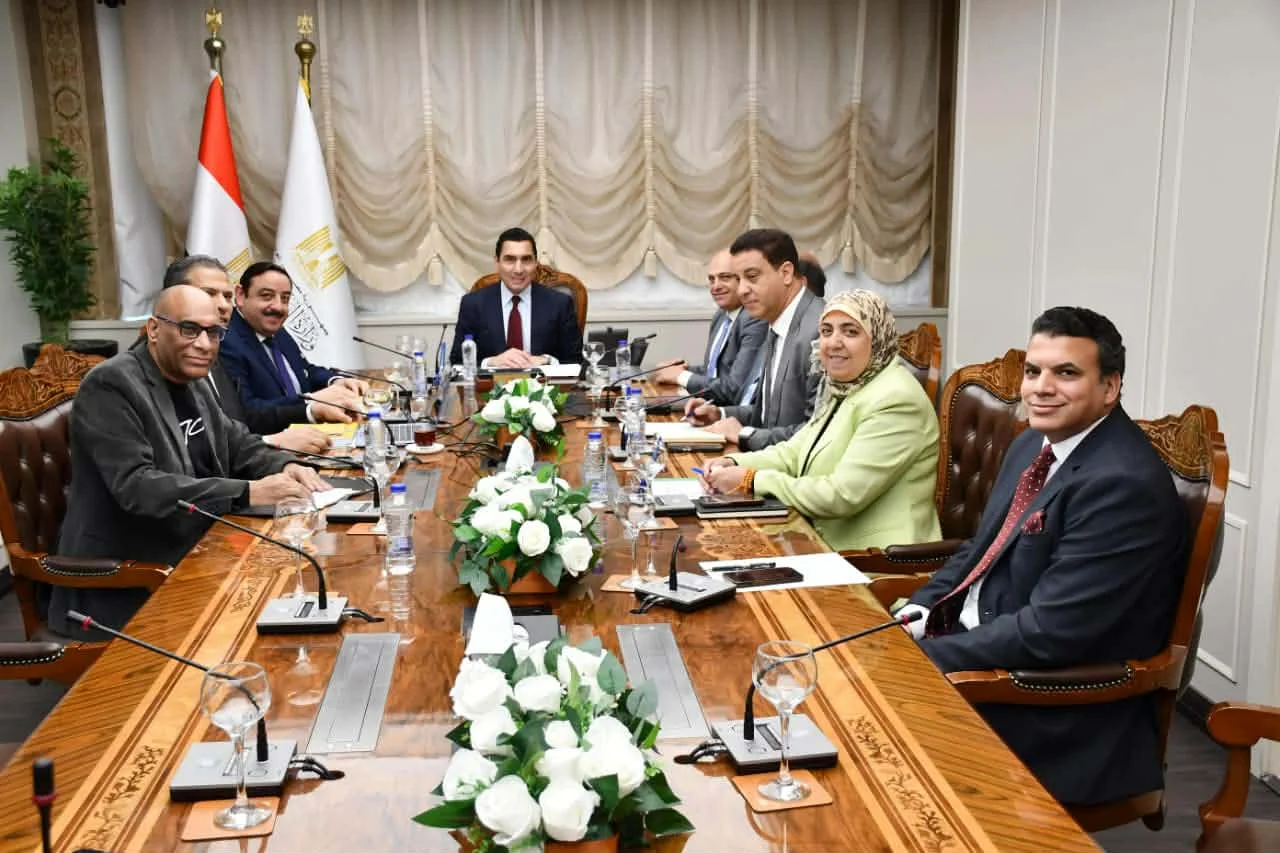 وزير الشباب والرياضة يبحث التعاون مع شركة المقاولون العرب