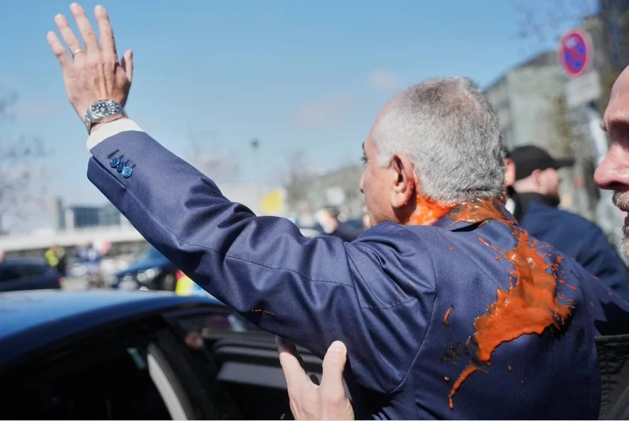 هجوم على رضا بهلوي في برلين بسائل أحمر