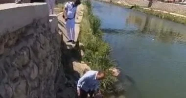 ضبط سيارة نقل تلقي مخلفات سائلة بمصرف القلعة بالإسكندرية