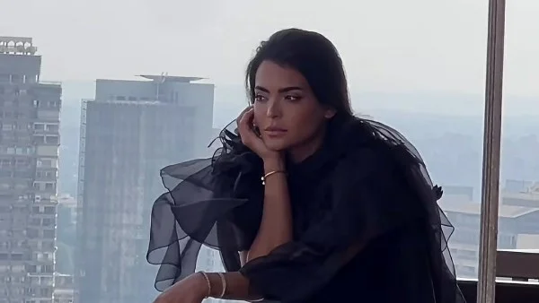 أسماء جلال تثير الجدل بإطلالة أنيقة وجريئة