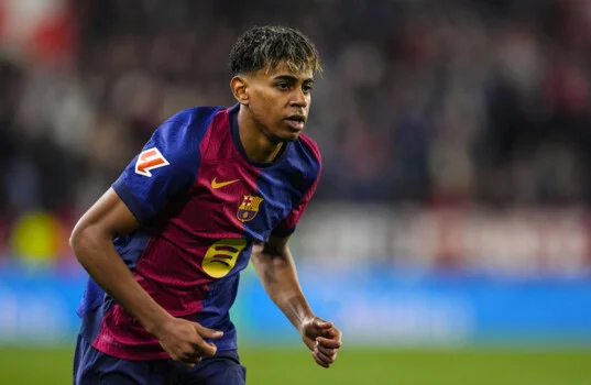 إصابة لامين يامال تنهي موسمه مع برشلونة