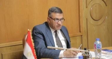محافظ قنا يستعرض ملفات التنمية المستدامة ويدعم المشروعات الخضراء