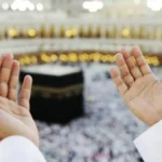 دعوات أم لابنتها أمام الكعبة تثير تفاعلاً واسعاً