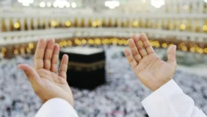 دعوات أم لابنتها أمام الكعبة تثير تفاعلاً واسعاً