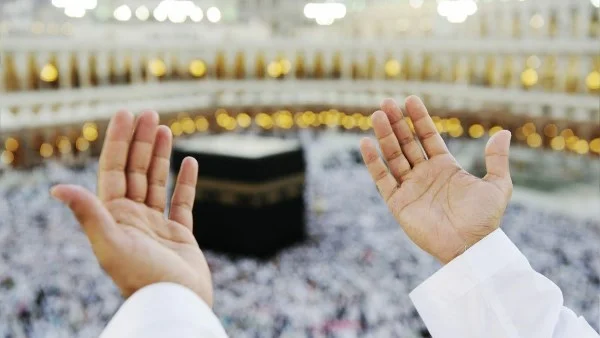 دعوات أم لابنتها أمام الكعبة تثير تفاعلاً واسعاً