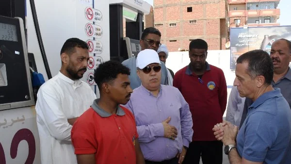 محافظ أسوان يراقب محطات الوقود لضمان الالتزام