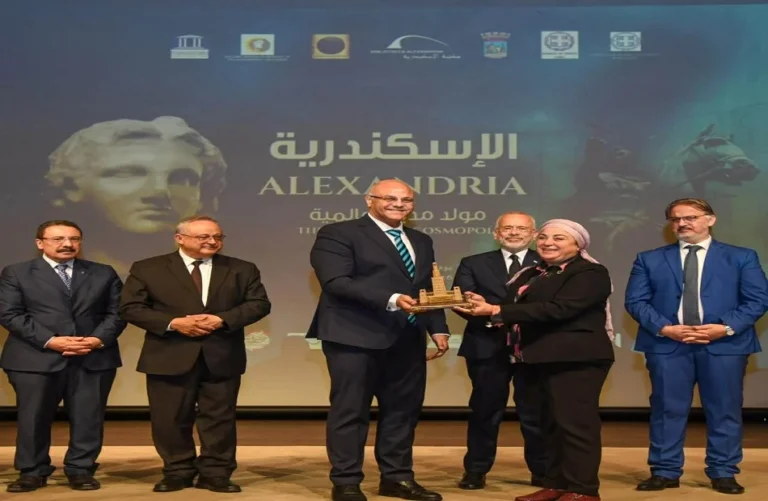 تكريم رئيس أكاديمية الفنون في احتفالية الإسكندرية