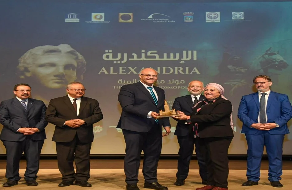 تكريم رئيس أكاديمية الفنون في احتفالية الإسكندرية