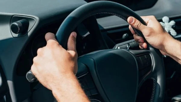 اهتزاز السيارة عند السرعة: الأسباب والحلول