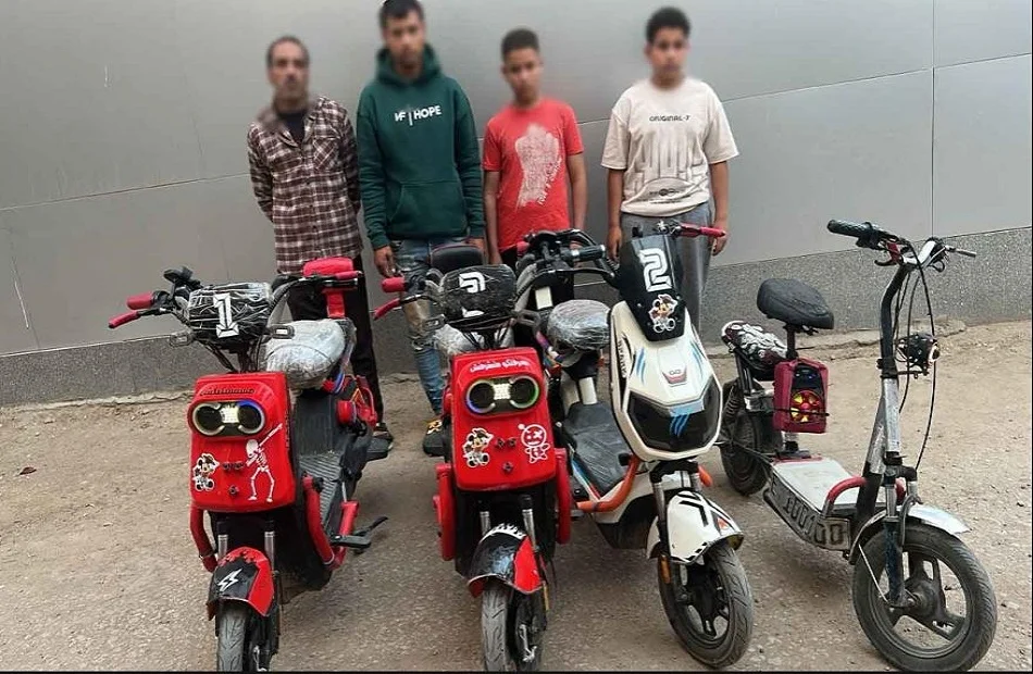 ضبط مؤجر دراجات كهربائية و3 شباب في البحيرة