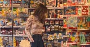 الملكة رانيا تجسد الأناقة بين الواجب والعائلة