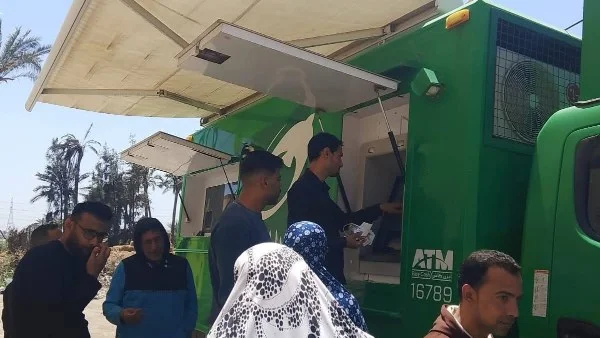 صرف المعاشات عبر سيارة خدمات بريدية في دمياط