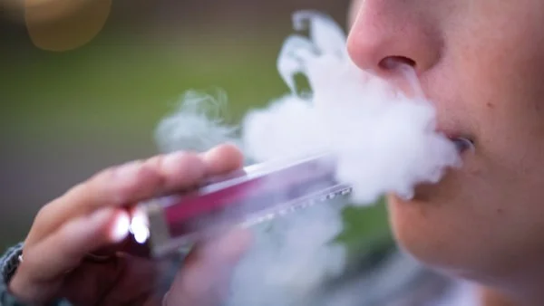 تدخين الڤيب يشكل خطرًا محتملًا للإصابة بالسرطان