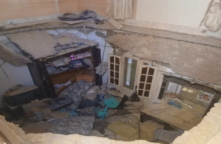 انهيار سقف عقار قديم في محرم بك بالإسكندرية