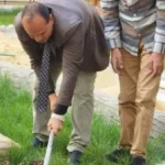 عميد أصول الدين بالأزهر يحتفل بعيد العمال بفأس في يده