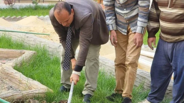 عميد أصول الدين بالأزهر يحتفل بعيد العمال بفأس في يده