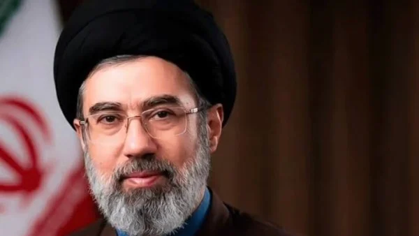 خامنئي يؤكد أهمية العلم والعمل في مواجهة الأعداء