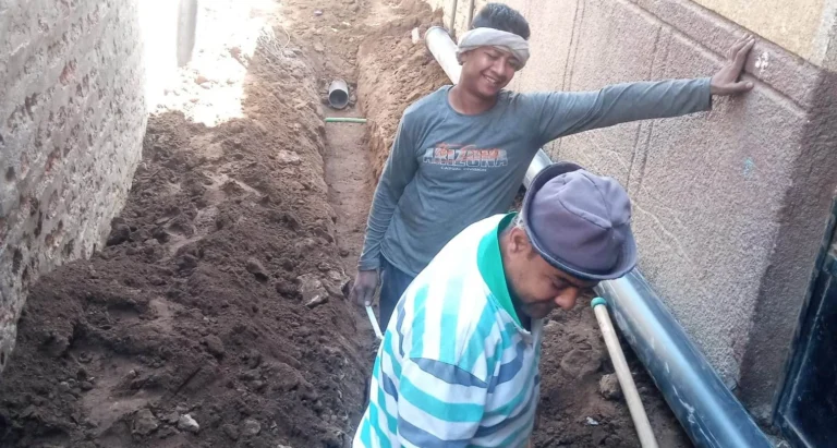 استئناف أعمال الصرف الصحي بالزينية في الأقصر