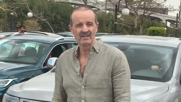انتهاء صلاة الجنازة على سهير زكي بحضور أيمن عزب فقط