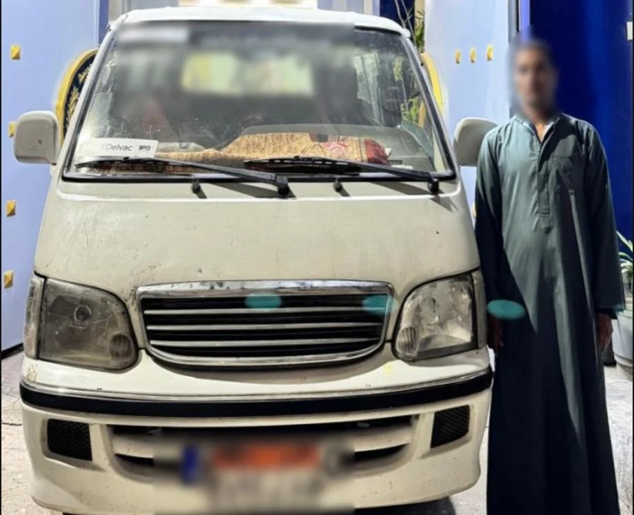 ضبط سائق ميكروباص بالجيزة لرفع الركاب من خارج الموقف