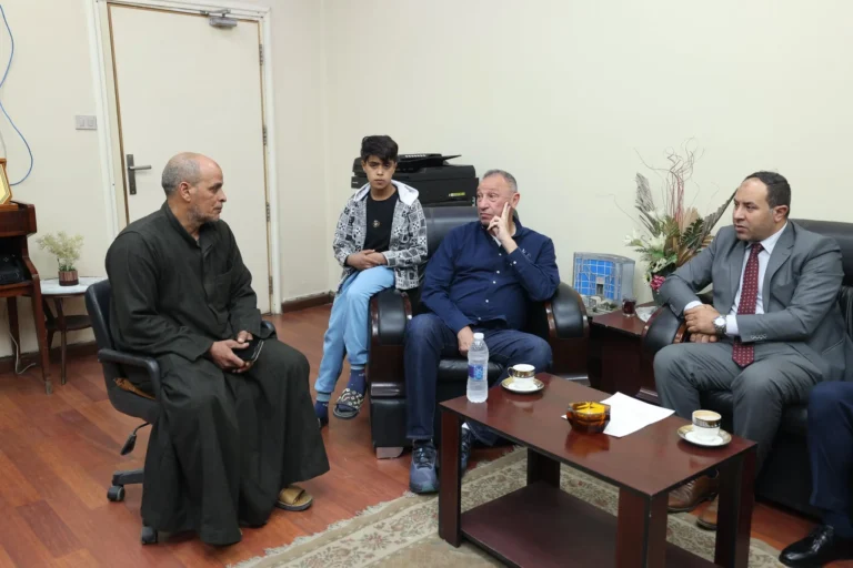 الخطيب يطمئن على صحة مشجع الأهلي عبدالله عربي
