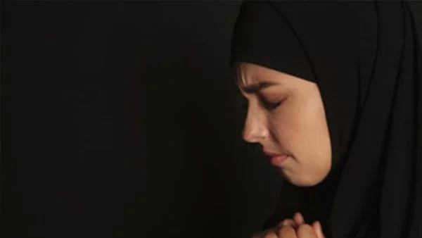 لبس السواد للميت: حقيقة أم خرافة؟