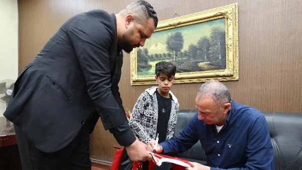 الخطيب يزور مشجع الأهلي المصاب بعد القمة