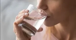 التسمم المائي: مخاطر الإفراط في شرب الماء